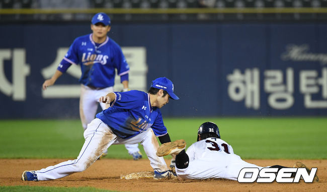 5일 서울 잠실야구장에서 ‘2020 신한은행 SOL KBO리그’ 두산 베어스와 삼성 라이온즈의 경기가 열렸다.6회말 2사 1루 두산 이유찬의 타석 때 1루 주자 정수빈이 도루실패 하고 있다./ksl0919@osen.co.kr.
