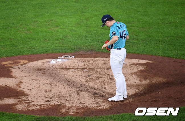 롯데가 극적인 승리를 가져왔다. 롯데는 28일 사직구장에서 열린 NC와 시즌 4차전에서 5시간 혈투 끝에 11-9로 승리했다.  연장 10회말 2사 1,2루 NC 원종현이 롯데 정훈에게 끝내기 스리런을 허용한 뒤 아쉬워하고 있다. /youngrae@osen.co.kr