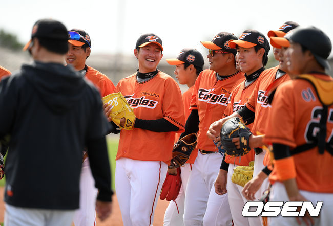 장시환, 김태균이 런다운 플레이 훈련을 마치고 이야기를 나누며 즐거워하고 있다. /jpnews@osen.co.kr