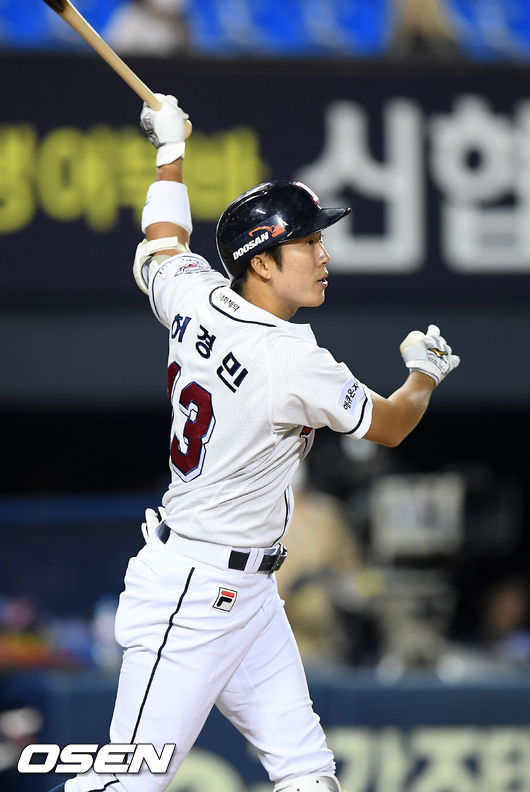 6회말 1사 주자 3루 두산 허경민이 우익수 희생플라이로 1타점을 올리고 있다./ rumi@osen.co.kr