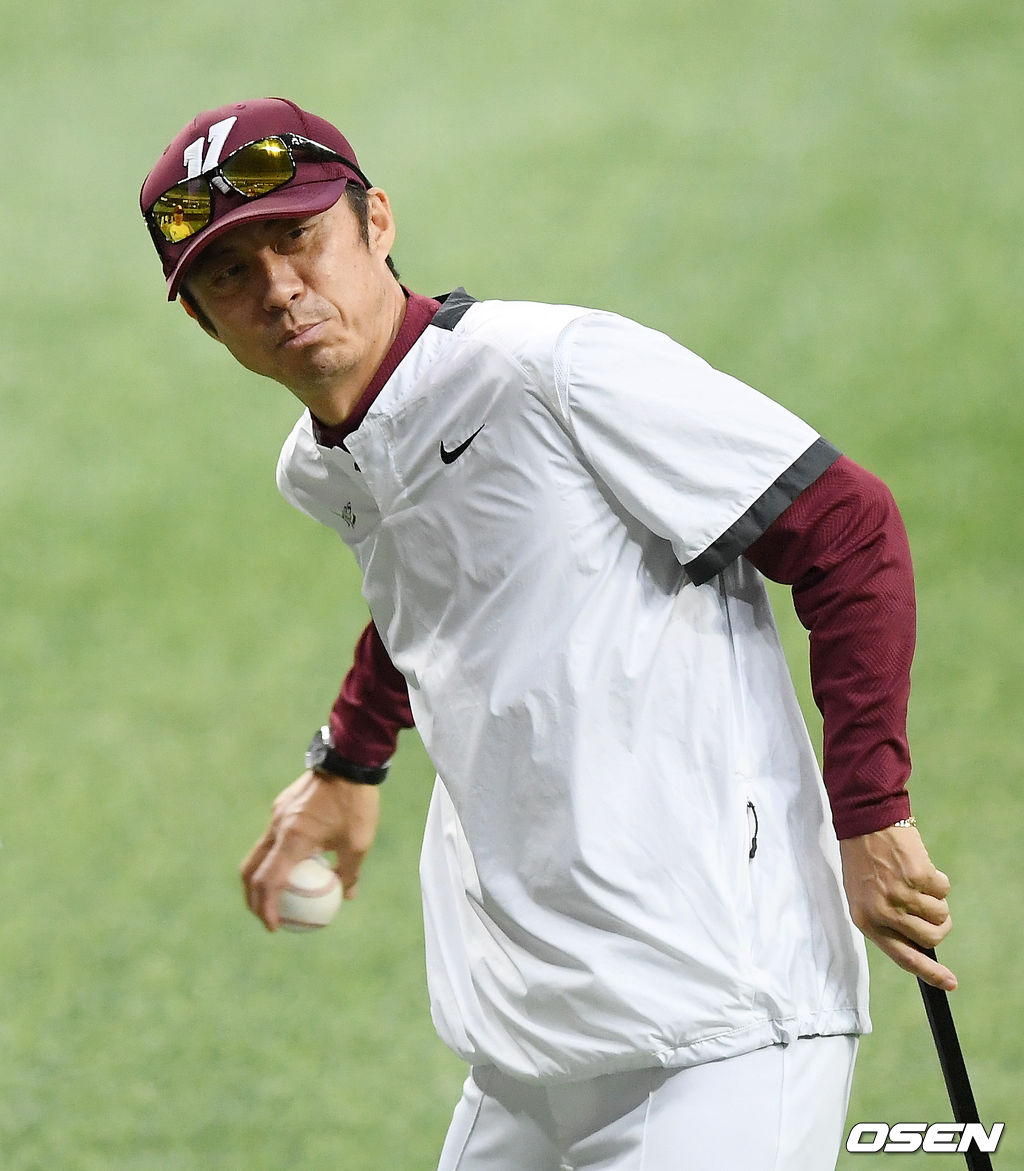 키움 손혁 감독이 그라운드 위에서 투구 동작을 선보이고 있다. /rumi@osen.co.kr