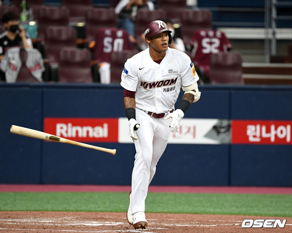 3회말 2사 2,3루에서 키움 러셀이 외야플라이로 물러나고 있다. /sunday@osen.co.kr
