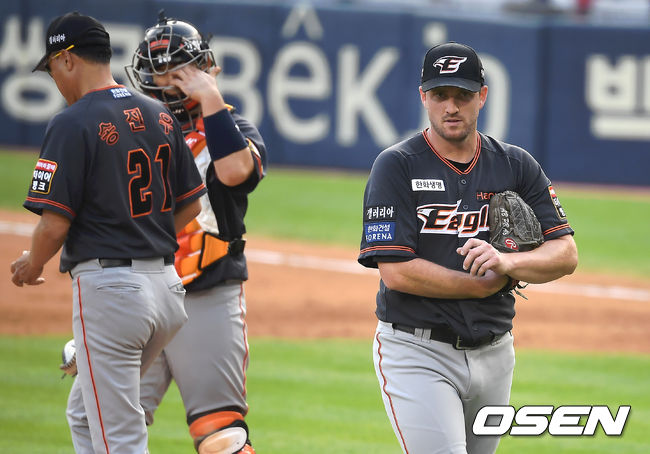 한화 채드벨이 강판되고 있다. /youngrae@osen.co.kr