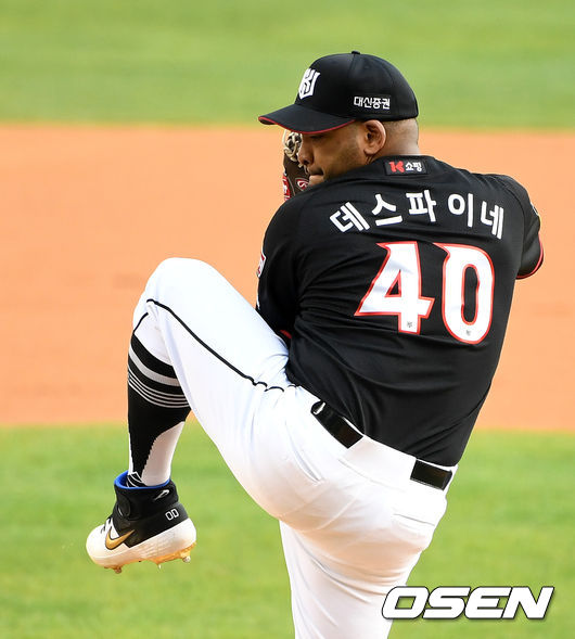 KT 선발투수 데스파이네가 역투하고 있다. /sunday@osen.co.kr