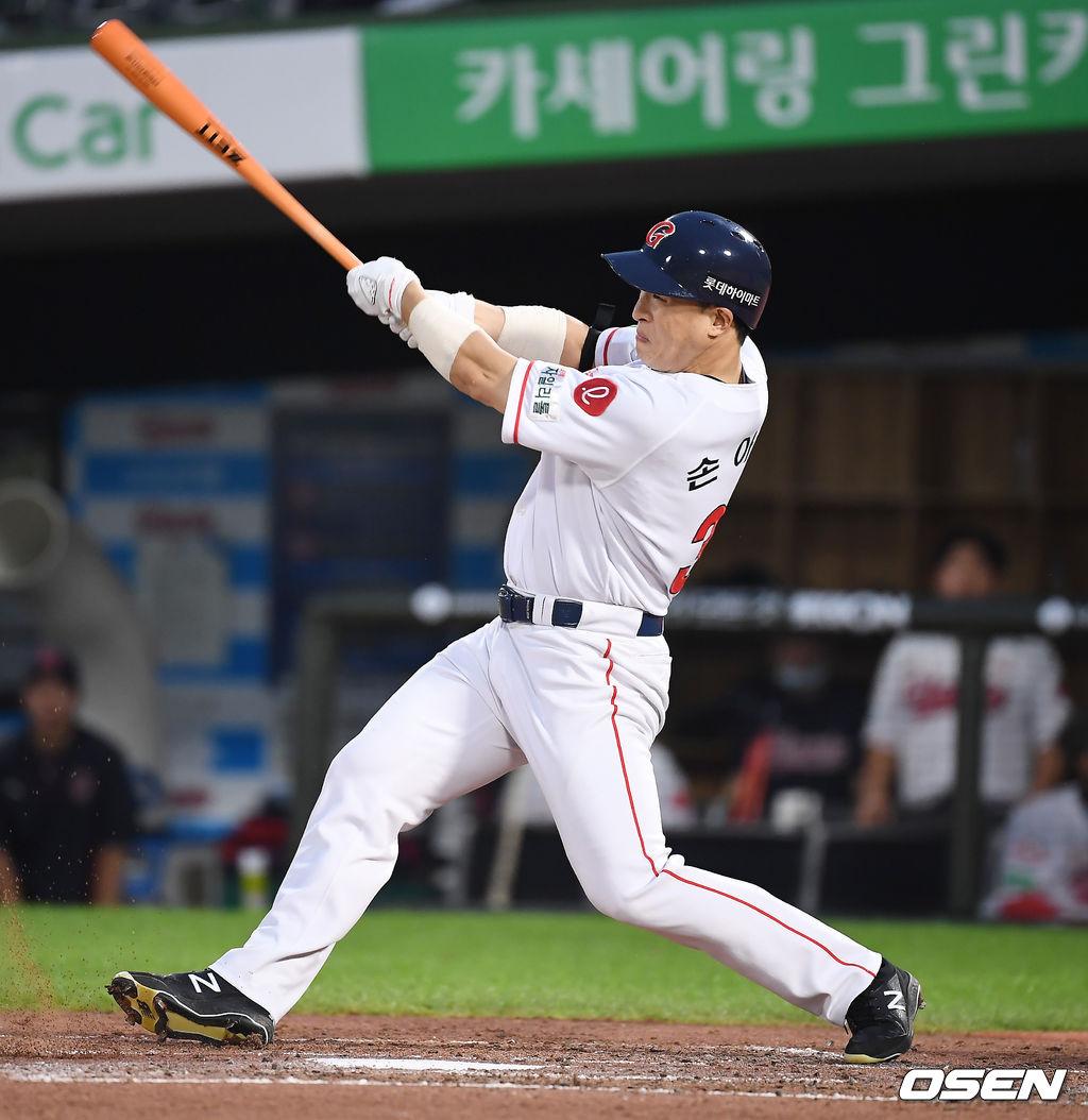 롯데 손아섭이 안타를 때려내고 있다. /youngrae@osen.co.kr