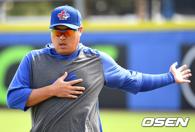 류현진이 외야에서 스트레칭으로 몸을 풀고 있다. / dreamer@osen.co.kr