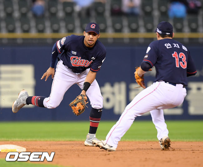 4회말 1사 주자 1루 두산 허경민의 유격수 앞 병살타때 롯데 유격수 마차도가 볼을 잡은 후 2루수 안치홍에게 토스를 하고 있다./ rumi@osen.co.kr