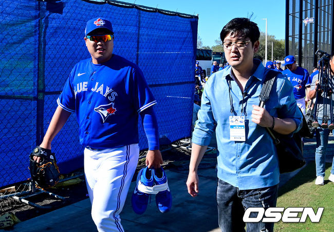 류현진이 김선우 해설위원과 이야기를 나누며 훈련장으로 이동하고 있다./ soul1014@osen.co.kr