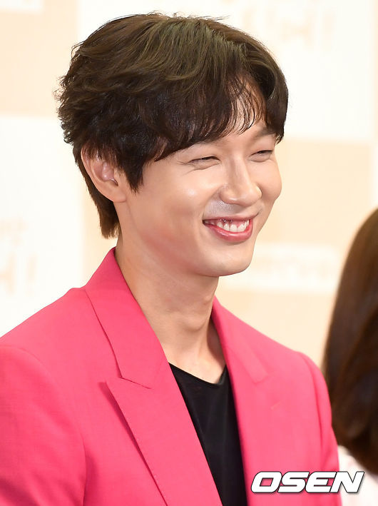 배우 지현우가 참석해 취재진의 질문에 답하며 미소짓고 있다. / dreamer@osen.co.kr