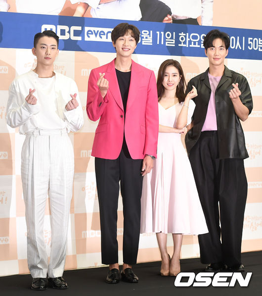 B1A4 공찬, 배우 지현우, 김소은, 박건일(왼쪽부터)이 참석해 포토타임을 하고 있다. / dreamer@osen.co.kr