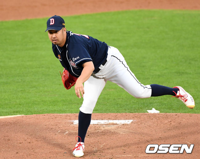 11일 오후 부산 사직야구장에서 2020 KBO리그 롯데 자이언츠와 두산 베어스의 경기가 열렸다.1회말 무사에서 두산 선발투수 유희관이 역투하고 있다. /sunday@osen.co.kr