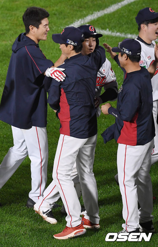 연장 10회말 2사 1,2루 롯데 정훈이 끝내기 스리런을 떄린 뒤 허문회 감독과 포옹을 하고 있다. /youngrae@osen.co.kr