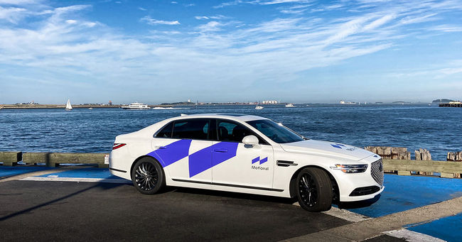 모셔널 브랜드를 래핑한 제네시스 G90. 