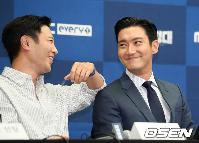 12일 오전 서울 마포구 상암 스탠포드호텔 그랜드볼룸에서 MBC 에브리원 새 예능 '요트원정대' 제작발표회가 열렸다.그룹 슈퍼주니어 최시원이 취재진의 질문을 들으며 미소를 짓고 있다. /cej@osen.co.kr