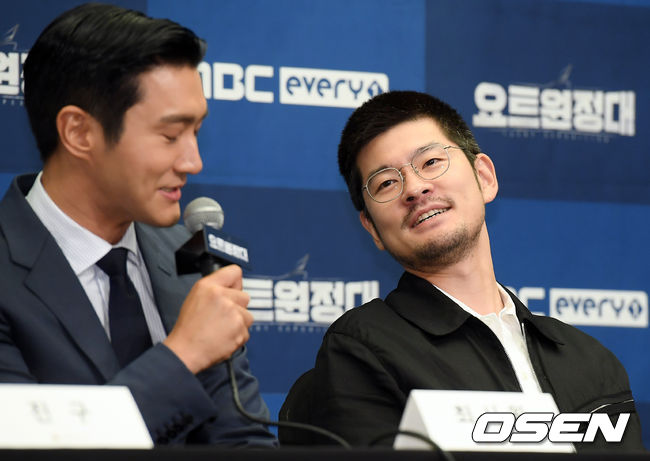 12일 오전 서울 마포구 상암 스탠포드호텔 그랜드볼룸에서 MBC 에브리원 새 예능 '요트원정대' 제작발표회가 열렸다.가수 장기하가 슈퍼주니어 최시원을 지켜보고 있다. /cej@osen.co.kr