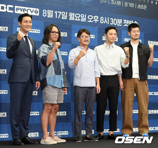 12일 오전 서울 마포구 상암 스탠포드호텔 그랜드볼룸에서 MBC 에브리원 새 예능 '요트원정대' 제작발표회가 열렸다.그룹 슈퍼주니어 최시원, 작가 송호준, 김승진 선장, 배우 진구, 가수 장기하가 포즈를 취하고 있다. /cej@osen.co.kr