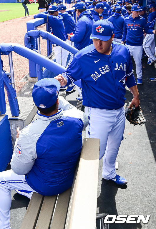 류현진은 28일(이하 한국시간) 미국 플로리다주 더니든 TD 봂파크에서 벌어진 2020 메이저리그 시범경기 미네소타 트윈스와 홈경기에 선발등판, 2회초 1사 주자 없는 상황에서 잰더 비엘에게 중월 솔로 홈런을 내줬다. 토론토 이적 후 첫 공식 경기에서 홈런으로 점수를 내줬다. 경기에 앞서 토론토 몬토요 감독이 류현진을 다독이고 있다. /soul1014@osen.co.kr