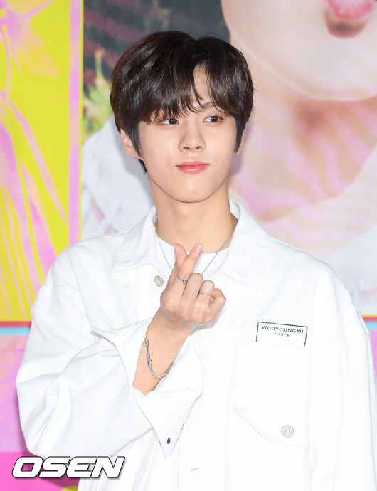 OSEN=박준형 기자]12일 오후 서울 신당동 스튜디오 H에서 '트웬티트웬티' 제작발표회가 진행됐다.김우석이 이현진 역할을 맡아 출연하는 '트웬티 트웬티'는 어머니가 정해준 대로 인생을 살아온 20살 채다희(한성민 분)과 독립한 20살 이현진이 만나 성장하는 이야기를 그린 하이틴 드라마다.'트웬티 트웬티'는 오는 8월 15일 오후 7시 네이버TV를 통해 최초 공개되며, 22일부터 매주 수요일과 토요일 플레이리스트 공식 유튜브 채널을 통해 공개된다.배우 김우석이 포즈를 취하고 있다. / soul1014@osen.co.kr