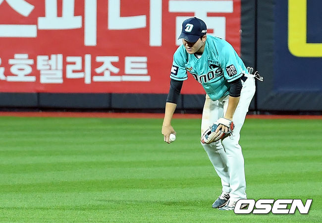 24일 오후 수원 KT위즈파크에서 ‘2020 신한은행 SOL KBO리그' KT 위즈와 NC 다이노스의 경기가 열렸다.5회말 2사 NC 2루수 박민우가 KT 심우준의 땅볼 타구 때 포구 실책을 범한 뒤 아쉬워하고 있다. 심우준은 1루 출루./cej@osen.co.kr