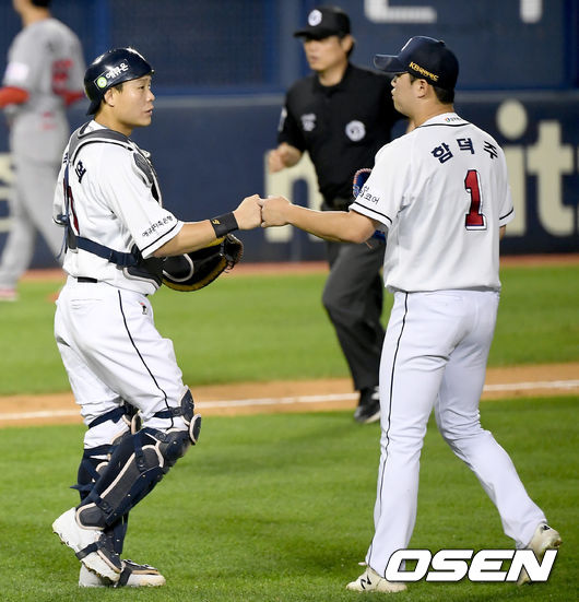 두산은 16일 서울 잠실구장에서 열린 ‘2020 신한은행 SOL KBO리그’ SK 와이번스와 팀 간 9차전에서 4-2로 승리했다. 이날 승리로 SK와의 3연전에서 위닝시리즈를 기록한 두산은 2연승을 달리며 시즌 36승(25패) 째를 기록했다. SK는 2연패. 시즌 전적은 19승 43패가 됐다.경기 종료 후 두산 박세혁과 함덕주고 하이파이브를 하고 있다./ksl0919@osen.co.kr