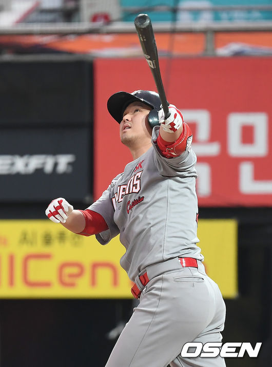 3회초 1사 1,3루 SK 최정이 스리런 홈런을 때려내고 있다. /youngrae@osen.co.kr