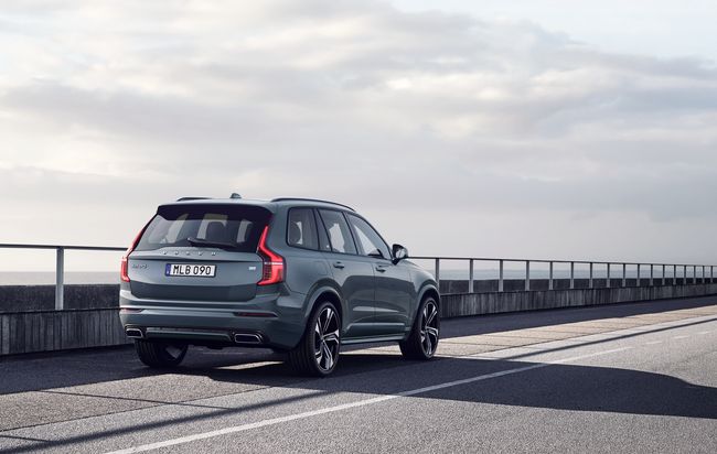 볼보차 XC90 T8 R-Design.