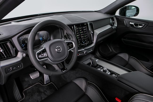 볼보차 XC60 T8 R-Design.