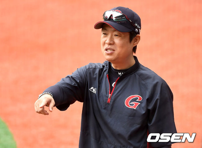 5일 오후 인천 SK행복드림구장에서 ‘2020 신한은행 SOL KBO리그’ SK 와이번스와 롯데 자이언츠의 경기가 열린다.경기 시작을 앞두고 롯데 허문회 감독이 선수들의 훈련을 함께하고 있다. / dreamer@osen.co.kr