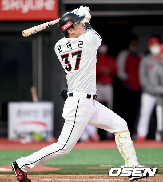 28일 오후 경기도 수원 KT위즈파크에서 ‘2020 신한은행 SOL KBO리그’ KT 위즈와 KIA 타이거즈의 경기가 열렸다.2회말 1 만루 KT 오태곤이 추격의 1타점 적시타를 날리고 있다./ksl0919@osen.co.kr
