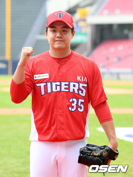 11일 오후 서울 잠실야구장에서 '2020 신한은행 SOL KBO리그' LG 트윈스와 KIA 타이거즈의 경기가 열린다.KIA로 트레이드 된 장현식이 포토타임을 갖고 있다. /youngrae@osen.co.kr