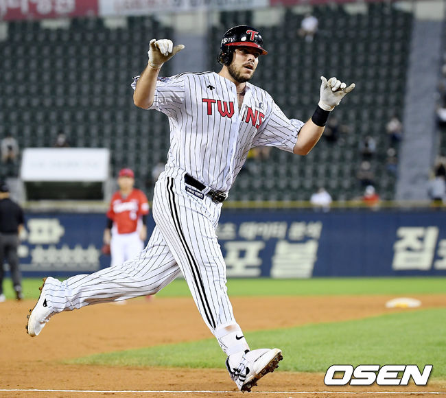13일 오후 서울 잠실야구장에서 '2020 신한은행 SOL KBO리그' LG 트윈스와 KIA 타이거즈의 경기가 열렸다/ 4회말 무사 LG 라모스가 솔로 홈런을 때린 뒤 세레머니를 하고 있다. /youngrae@osen.co.kr