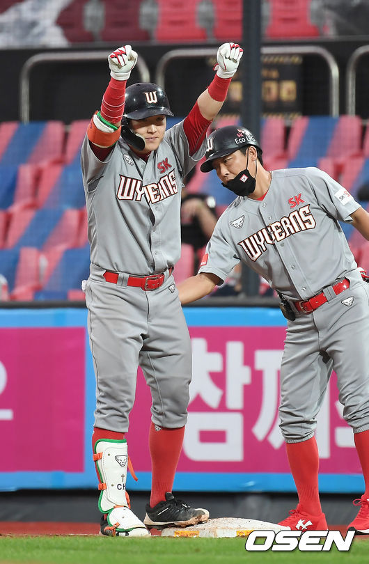 3회초 1사 만루 SK 최항이 2타점 적시타를 때린 뒤 세레머니를 하고 있다. /youngrae@osen.co.kr