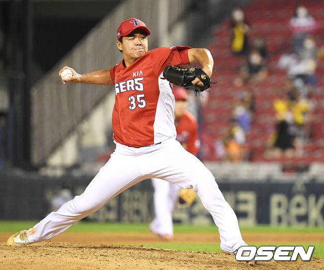 13일 오후 서울 잠실야구장에서 '2020 신한은행 SOL KBO리그' LG 트윈스와 KIA 타이거즈의 경기가 열렸다.8회말 KIA 장현식이 역투하고 있다. /youngrae@osen.co.kr