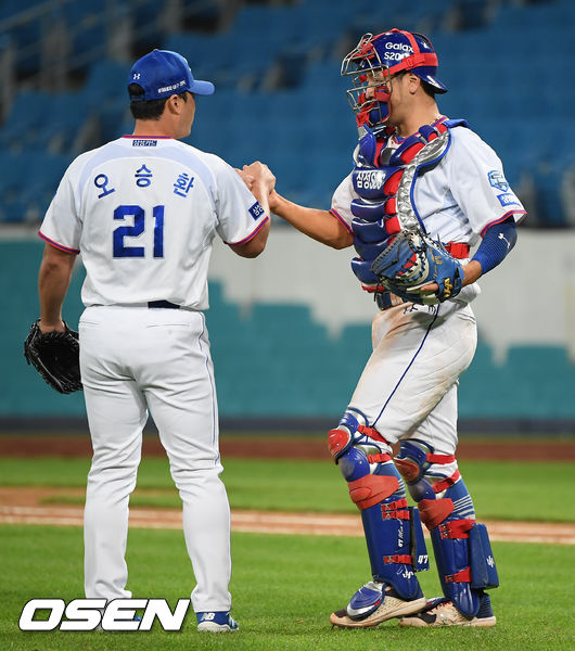 경기종료 후 삼성 강민호와 오승환이 하이파이브를 하고 있다.  / soul1014@osen.co.kr
