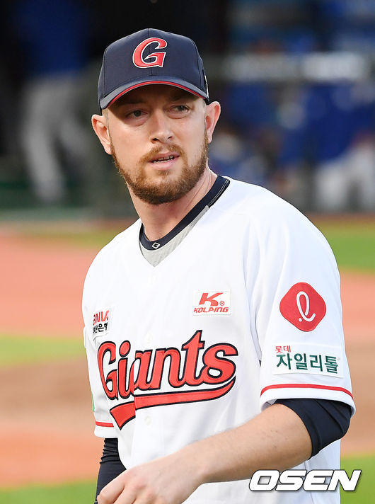 2회초를 마친 롯데 선발 샘슨이 아쉬워하며 덕아웃으로 향하고 있다. / rumi@osen.co.kr