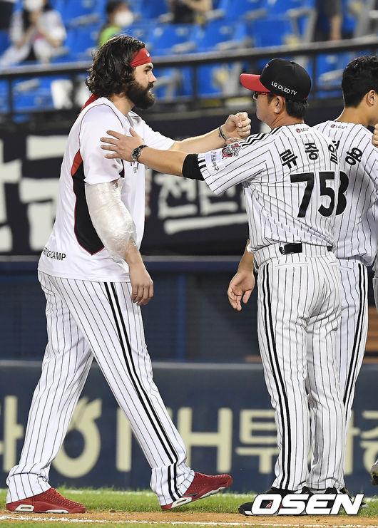 LG는 13일 서울 잠실구장에서 열린 KIA와의 경기에서 4-2로 승리했다. 선발 켈리는 7이닝 4피안타 2실점(1자책)으로 승리 투수가 됐다. 시즌 6승 달성. 정주현이 결승타를 때렸고, 라모스와 이형종이 나란히 솔로 홈런을 터뜨렸다. 승리를 거둔 LG 류중일 감독이 켈리와 기뻐하고 있다. /youngrae@osen.co.kr