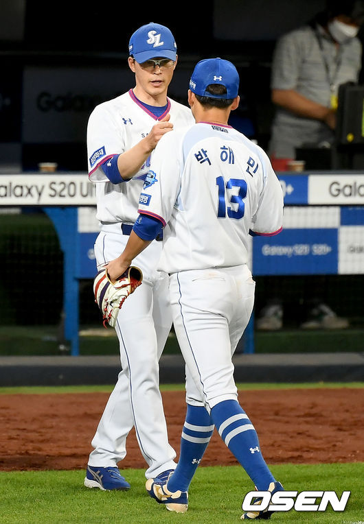 10일 대구 삼성라이온즈파크에서 ‘2020 신한은행 SOL KBO리그’ 삼성 라이온즈와 키움 히어로즈의 경기가 열렸다.경기 종료 후 삼성 허삼영 감독과 박해민이 하이파이브를 하고있다./ksl0919@osen.co.kr
