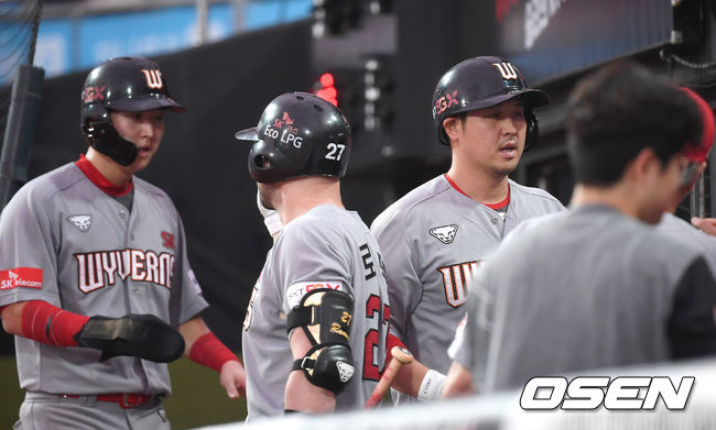 3회초 1사 1,3루 SK 최정이 스리런 홈런을 때린 뒤 동료들과 기뻐하고 있다. /youngrae@osen.co.kr