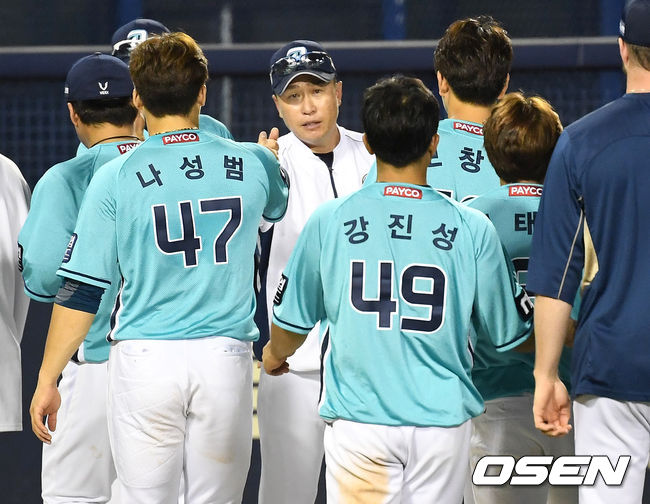 승리한 NC 선수들이 이동욱 감독과 인사를 나누고 있다. / dreamer@osen.co.kr