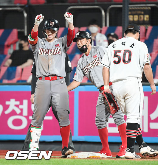 6회초 무사 1루 SK 최항이 안타를 날리고 두손을 들어보이고 있다. 6회까지 최항은 4타수 4안타./ soul1014@osen.co.kr