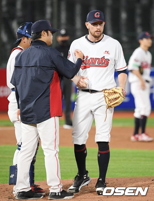 4회초 1사 주자 1루 삼성 살라디노의 좌중간 1타점 적시 2루타를 허용한 롯데 선발 샘슨이 강판당하고 있다. / rumi@osen.co.kr