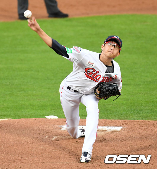 11일 오후 부산 사직야구장에서 2020 KBO리그 롯데 자이언츠와 두산 베어스의 경기가 열렸다.1회초 무사에서 롯데 선발투수 박세웅이 역투하고 있다. /sunday@osen.co.kr