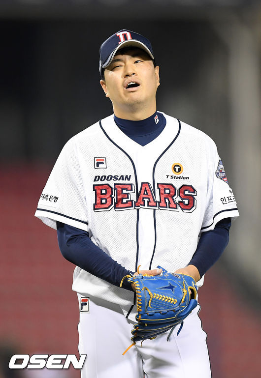 6회초를 마친 두산 선발 이영하가 덕아웃으로 향하며 큰 숨을 내쉬고 있다./ rumi@osen.co.kr