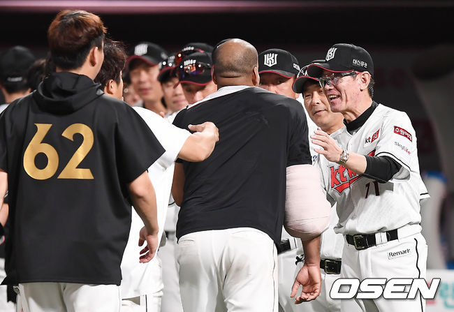 KT는 14일 수원 KT위즈파크에서 열린 ‘2020 신한은행 SOL KBO리그’ 한화 이글스와 팀 간 7차전에서 7-2로 승리했다. 이날 승리로 KT는 3연승을 달리며 시즌 전적 30승 29패를 기록했다. 한화는 시즌 44패(16승) 째를 당했다.승리를 거둔 KT 이강철 감독이 선수단과 기뻐하고 있다. /youngrae@osen.co.kr