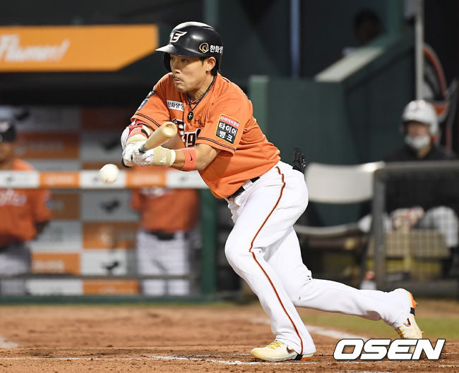 14일 오후 대전 한화생명이글스파크에서 '2020 신한은행 SOL KBO리그' 한화 이글스와 삼성 라이온즈의 경기가 열렸다.3회말 1사 한화 이용규가 기습 번트를 시도하고 있다. /youngrae@osen.co.kr