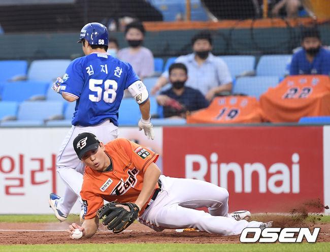 2회초 무사 1,3루 삼성 김지찬이 기습 번트로 1루까지 출루하고 있다. /youngrae@osen.co.kr 