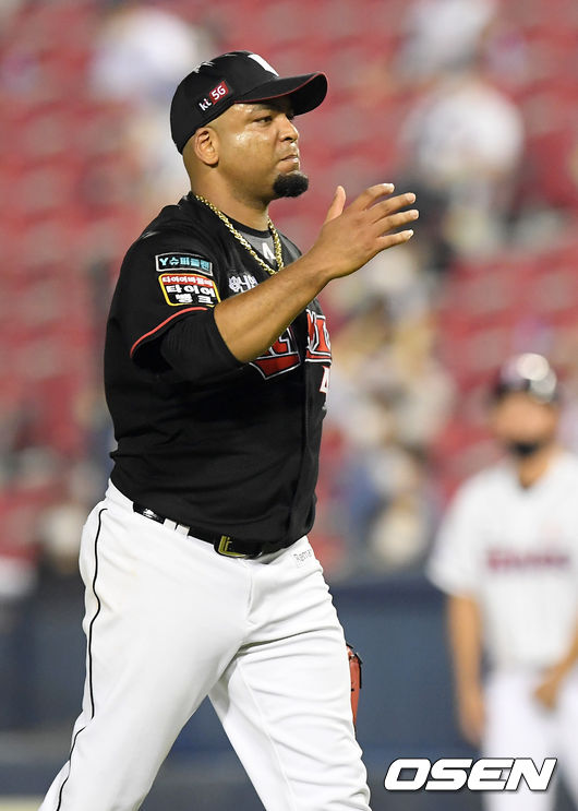 14일 오후 서울 잠실구장에서 '2020 신한은행 SOL KBO리그' 두산 베어스와 KT 위즈의 경기가 열렸다.6회말을 마친 KT 선발 데스파이네가 덕아웃으로 향하며 기뻐하고 있다./ rumi@osen.co.kr