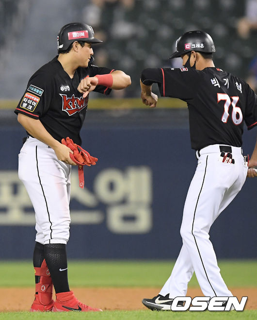 연장 12회초 1사 주자 1루 KT 황재균이 1타점 적시 2루타를 날린 후 2루에서 기뻐하고 있다./ rumi@osen.co.kr