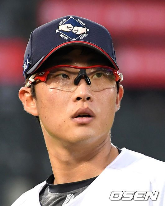 11일 오후 부산 사직야구장에서 2020 KBO리그 롯데 자이언츠와 두산 베어스의 경기가 열렸다.롯데 박세웅이 MLB, NPB, CPBL, KBO의 응원 문구가 적힌 모자를 쓰고 경기를 하고 있다. /sunday@osen.co.kr