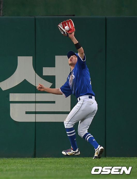 삼성 박해민이 뜬공 타구를 잡아내고 있다. /youngrae@osen.co.kr